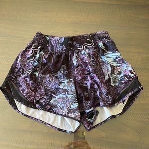 Lululemon Hotty Hot Shorts Size 6 Tall Liw Rise